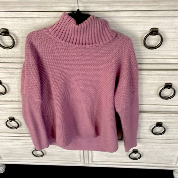 Women’s Turtle Neck sweater - Picture 1 of 1